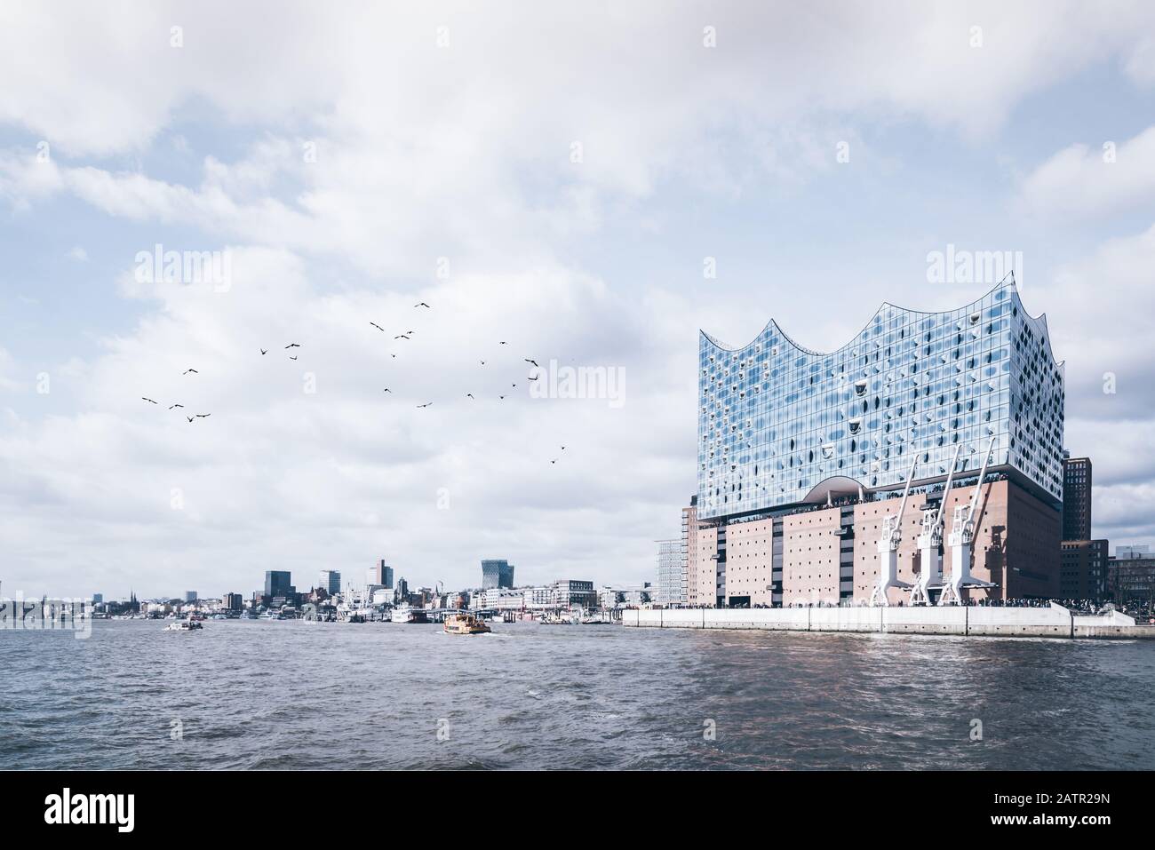 Hamburg, 25. März 2017: Konzerthalle Elbphilharmonie mit Elbe und Uferpromenade Stockfoto