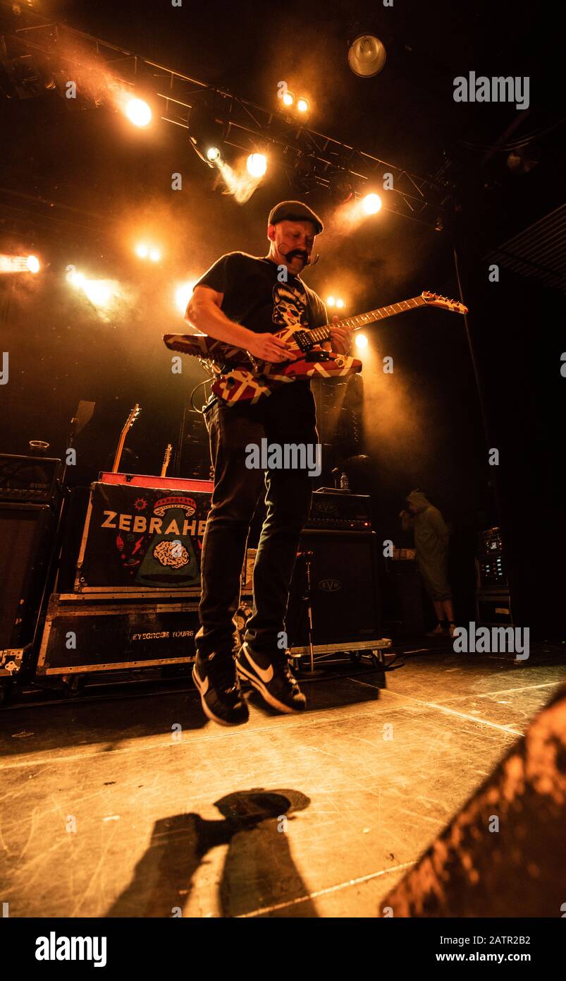 Kopenhagen, Dänemark. Februar 2020. Die amerikanische Punkrockband Zebrahead führt ein Live-Konzert im Amager Bio in Kopenhagen durch. Hier ist Gitarrist Dan Palmer live auf der Bühne zu sehen. (Foto: Gonzales Foto - Joe Miller). Stockfoto