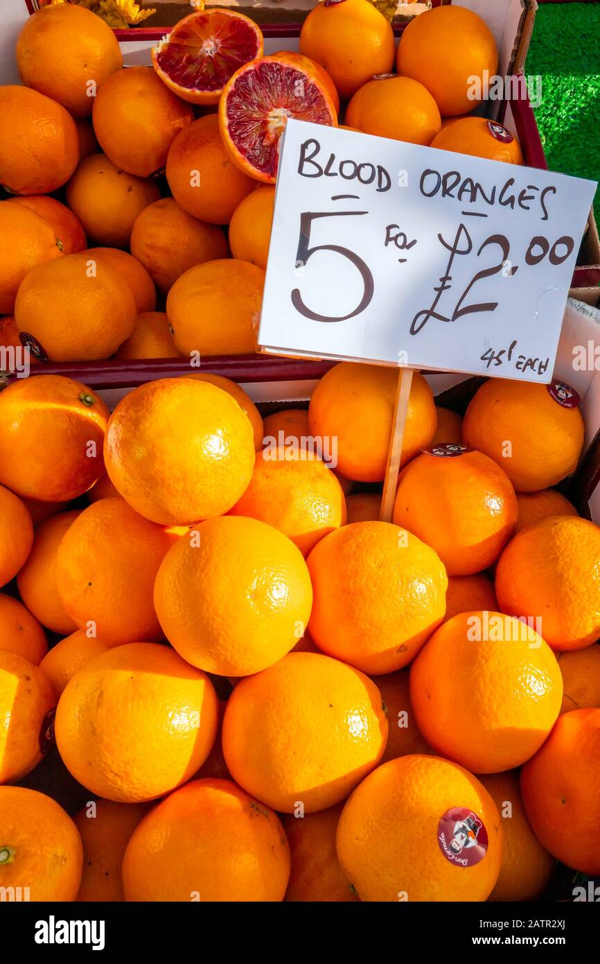 Eine Anzeige der Blutorangen Citrus sinensis in einem Geschäft mit Greengrocers in North Yorkshire, die für £2 im Februar 2020 einen Preis von 5 hat Stockfoto