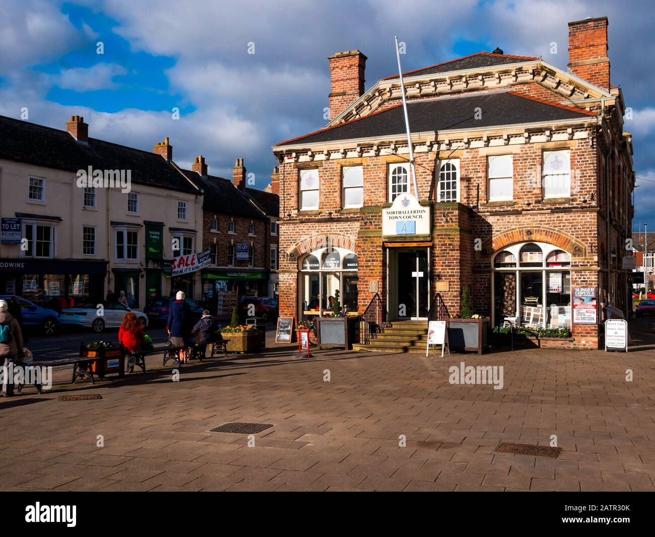 Die Büros des Stadtrats In Der High Street Northallerton North Yorkshire sind an einem sonnigen Wintertag mit Blumen dekoriert Stockfoto