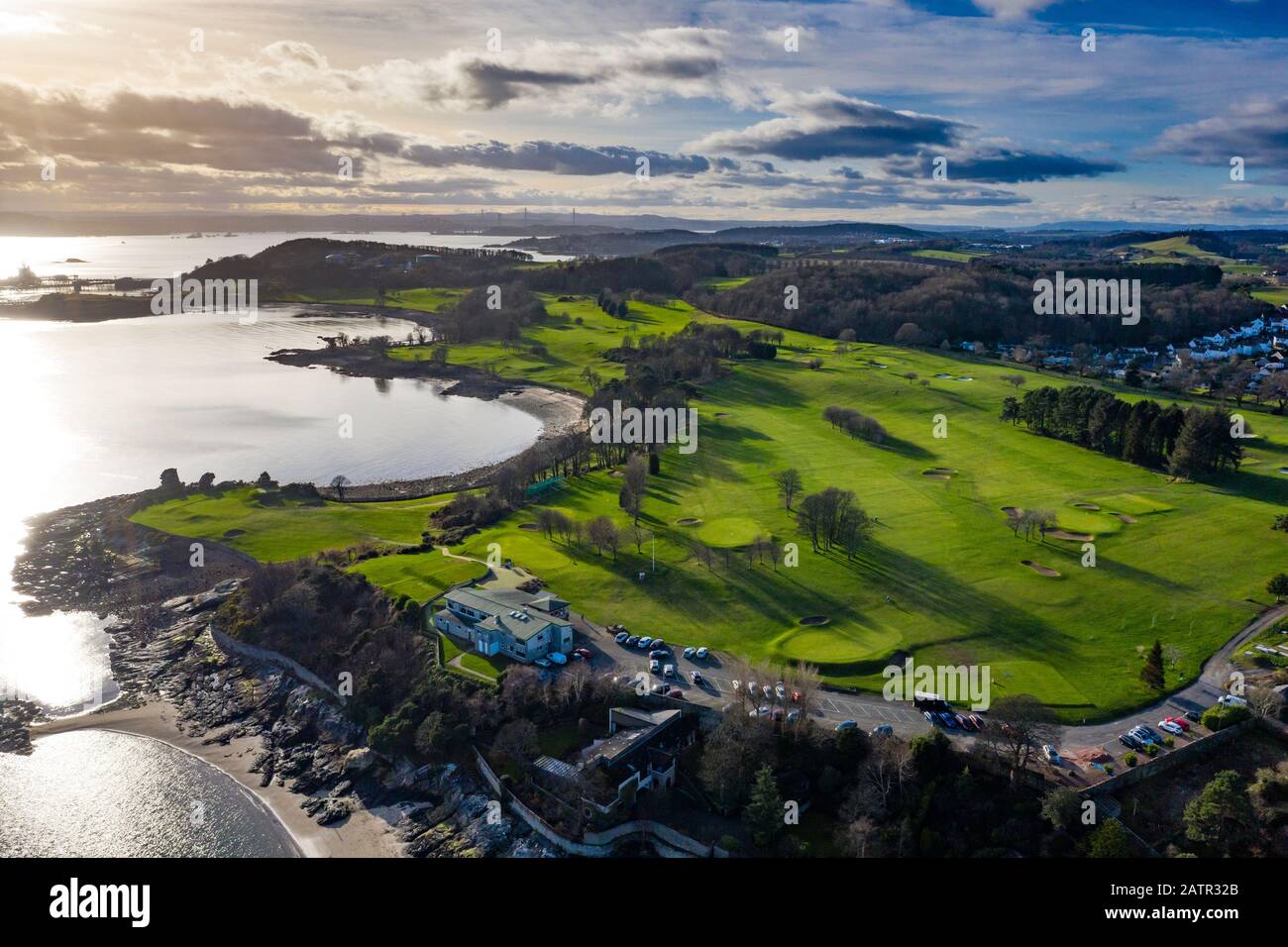 Luftbild des Golfplatzes im Dorf Aberdour in Fife, Schottland, Großbritannien Stockfoto