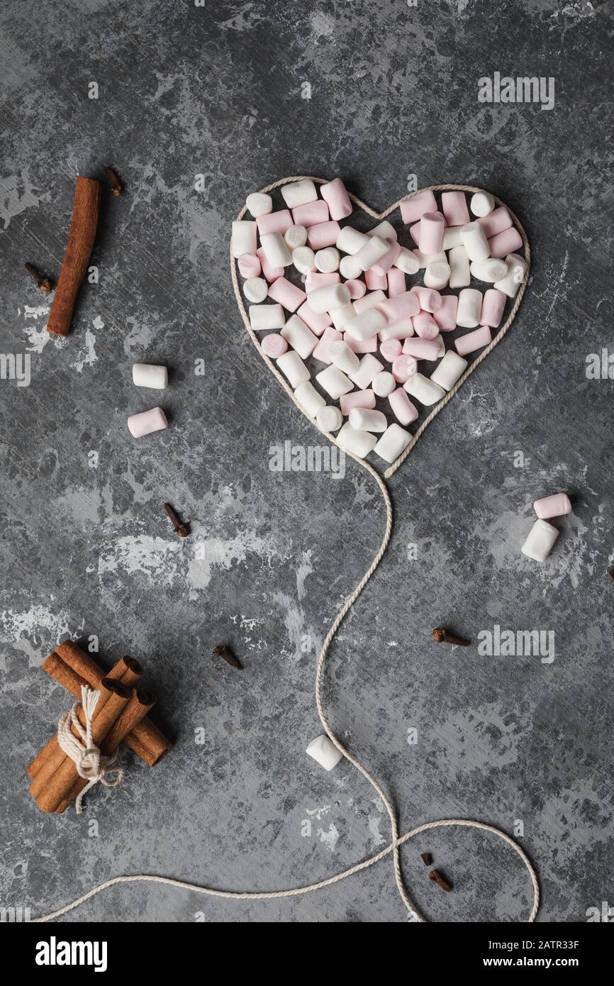 Ein herzförmiges weißes Garn voller Marshmallows für den Valentinstag, den 14. Februar Stockfoto