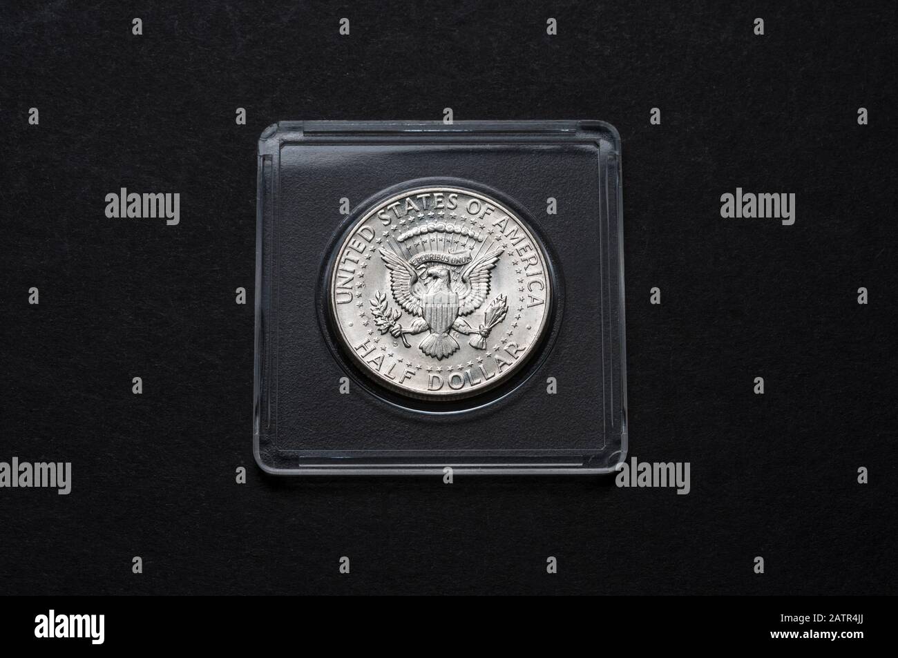 Kennedy Silver Half-Dollar, umgekehrte Verlegung auf der unteren Hälfte eines Kunststoffgehäuses. Stockfoto