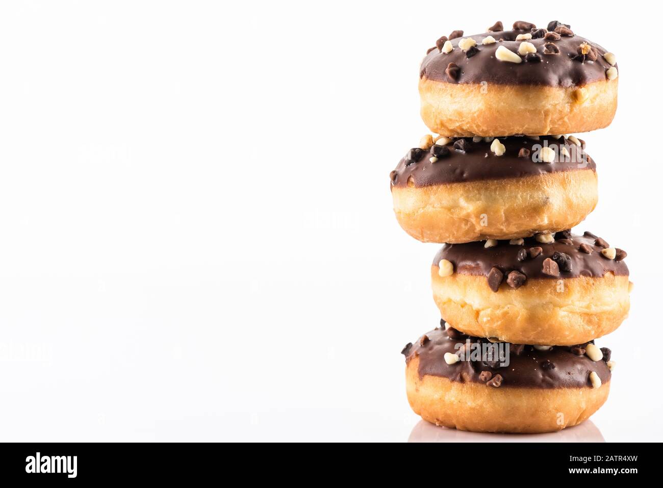 Schokolade und Erdnüsse Donut oder Dougnut Tower auf weißem Hintergrund. Stockfoto