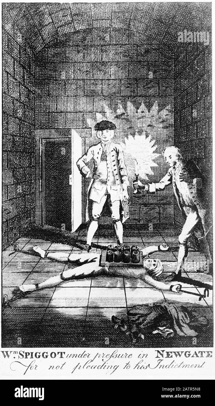 Gravur des Hochwaymans William Spiggot wurde unter Pressure im Newgate Prison, London, England gefoltert, weil er 1721 nicht zu seiner Anklage plädiert hatte. Später wurde er vor Gericht gestellt und hingerichtet. Aus Den Chroniken von Newgate, 1884. Stockfoto