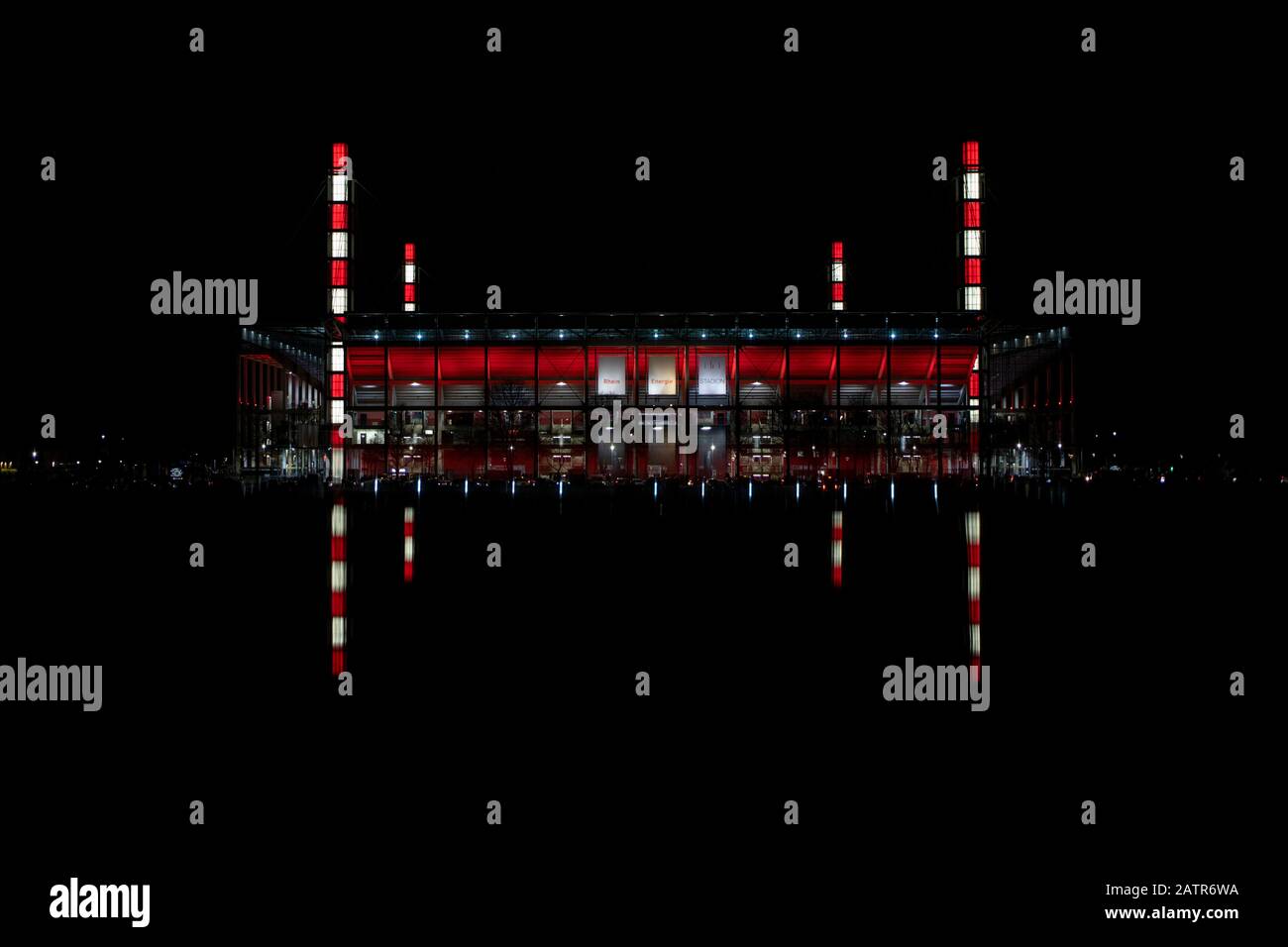 RheinEnergie Stadion in der Nacht Stockfoto