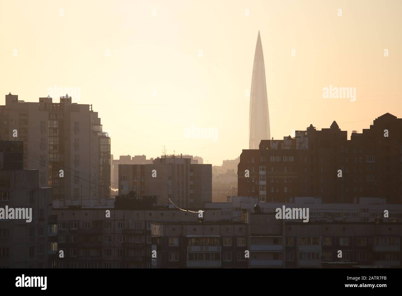 Sankt Petersburg, Russland. Februar 2020. Lakhta Center, das bei Sonnenuntergang hinter den Gebäuden im Vyborgsky District zu sehen ist. Kredit: Sergei Michailichenko/SOPA Images/ZUMA Wire/Alamy Live News Stockfoto