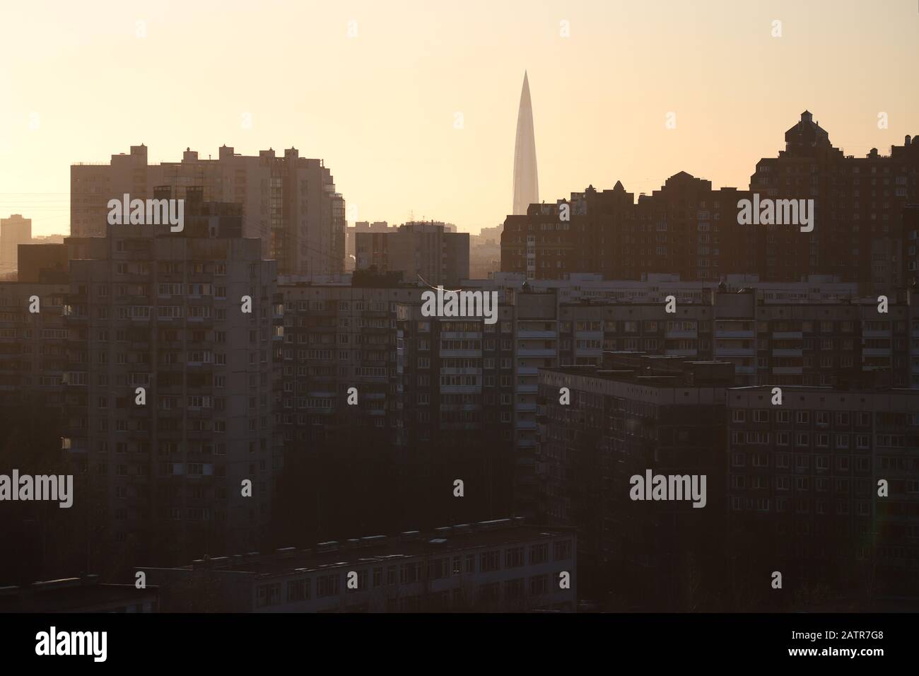 Sankt Petersburg, Russland. Februar 2020. Lakhta Center, das bei Sonnenuntergang hinter den Gebäuden im Vyborgsky District zu sehen ist. Kredit: Sergei Michailichenko/SOPA Images/ZUMA Wire/Alamy Live News Stockfoto