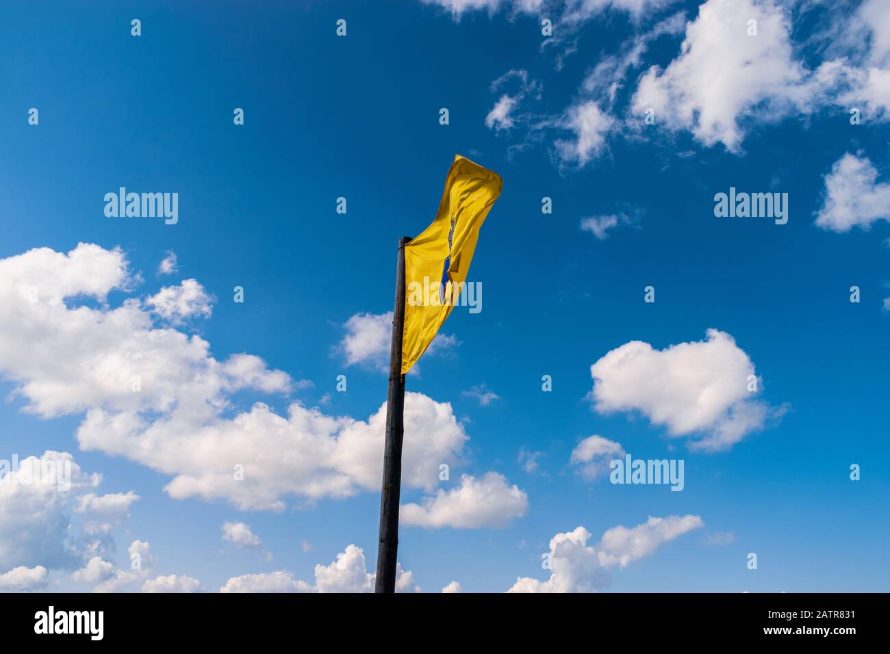 Foto einer Fahne mit Rasnovs Emblem auf dem Wind, der in der Zitadelle Rasnov fotografiert wurde - Rasnov, Brasov Country, Siebenbürgen, Rumänien. Stockfoto
