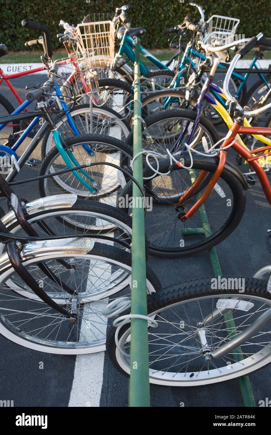 Erhöhte Ansicht von Fahrrädern auf einem Parkplatz geparkt Stockfoto