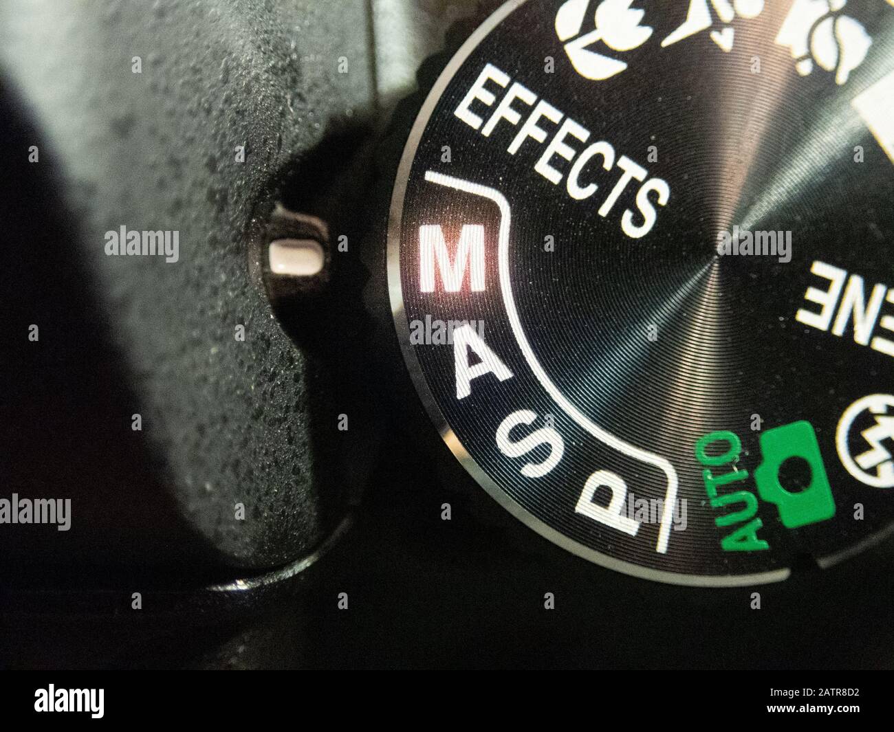 Bukarest/Rumänien - 24. Juli 2019: Makro eines Nikon DSLR-Kamera-Moduswählers im manuellen Modus aktiviert. Stockfoto
