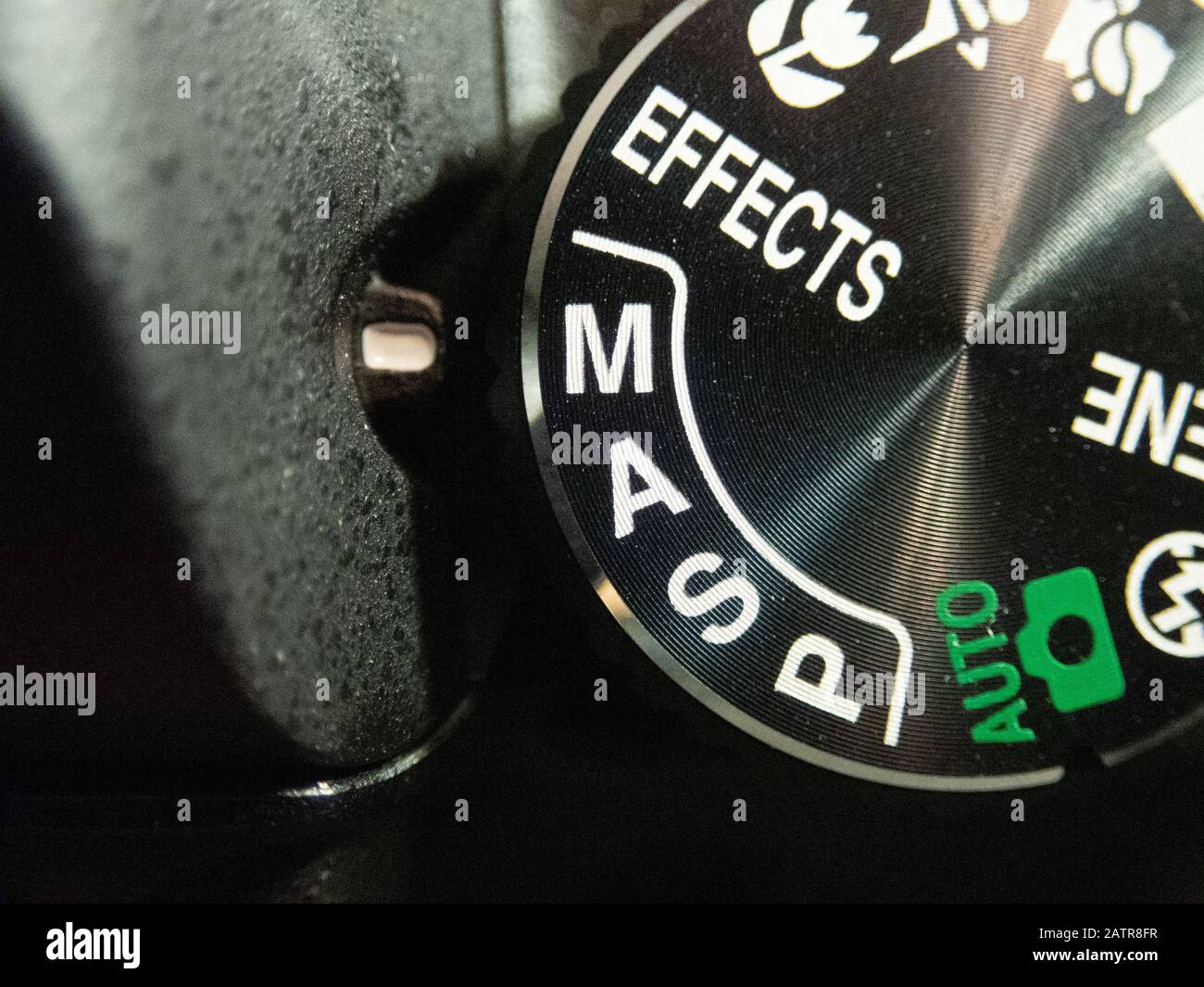 Bukarest/Rumänien - 24. Juli 2019: Makro eines Nikon DSLR-Kamera-Moduswählers im manuellen Modus aktiviert. Stockfoto