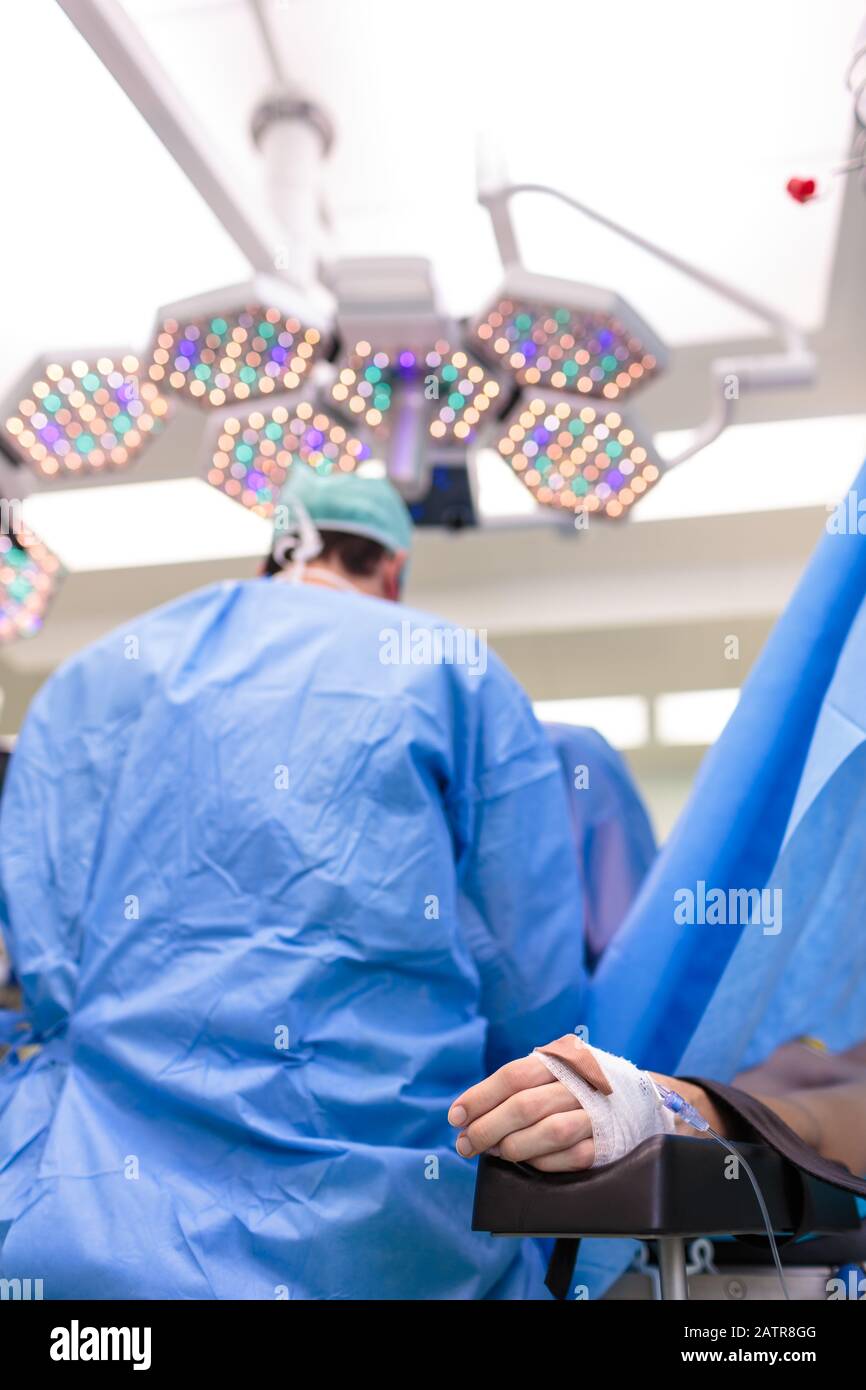 Nicht identifizierte junge eine Operation unterziehen. Der Monitor mit lebenswichtigen Funktionen im Fokus Stockfoto