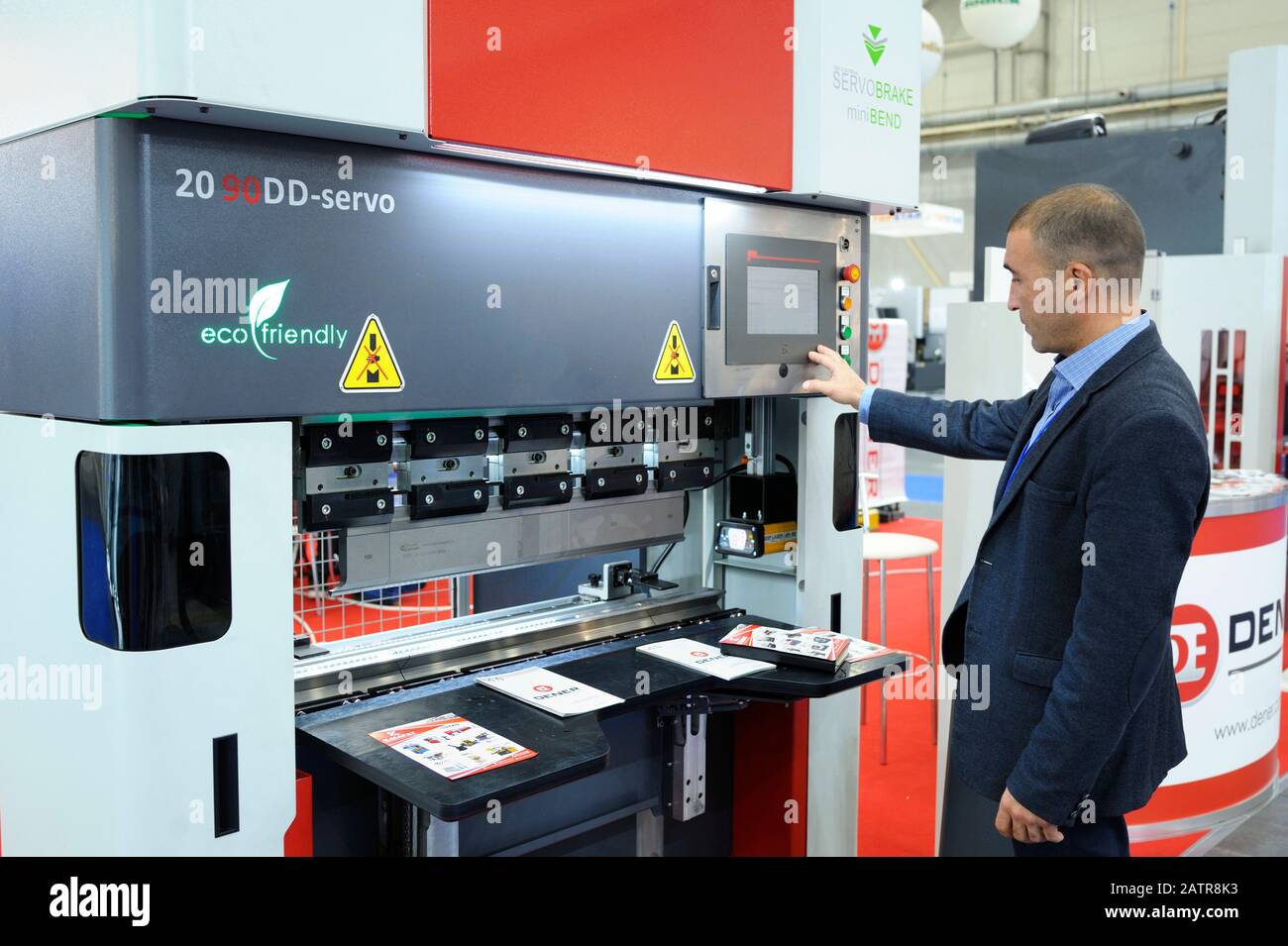 Die CNC-Hydraulikpresse Bremsmaschine. Verkaufsleiter, der die Schaltertaste auf der Platine der numerischen Steuerung des Computers berührt. 19.11.2019. Kiew, Ukraine Stockfoto