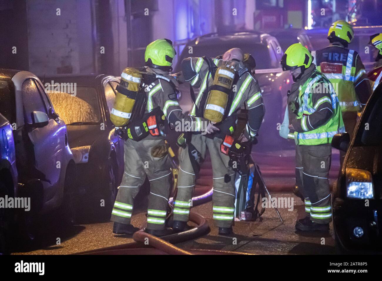 Zehn Feuerwehrfahrzeuge und rund 70 Feuerwehrleute wurden in einer Autowerkstatt in der Hoe Street in Walthamstow zum Brand gerufen. Stockfoto