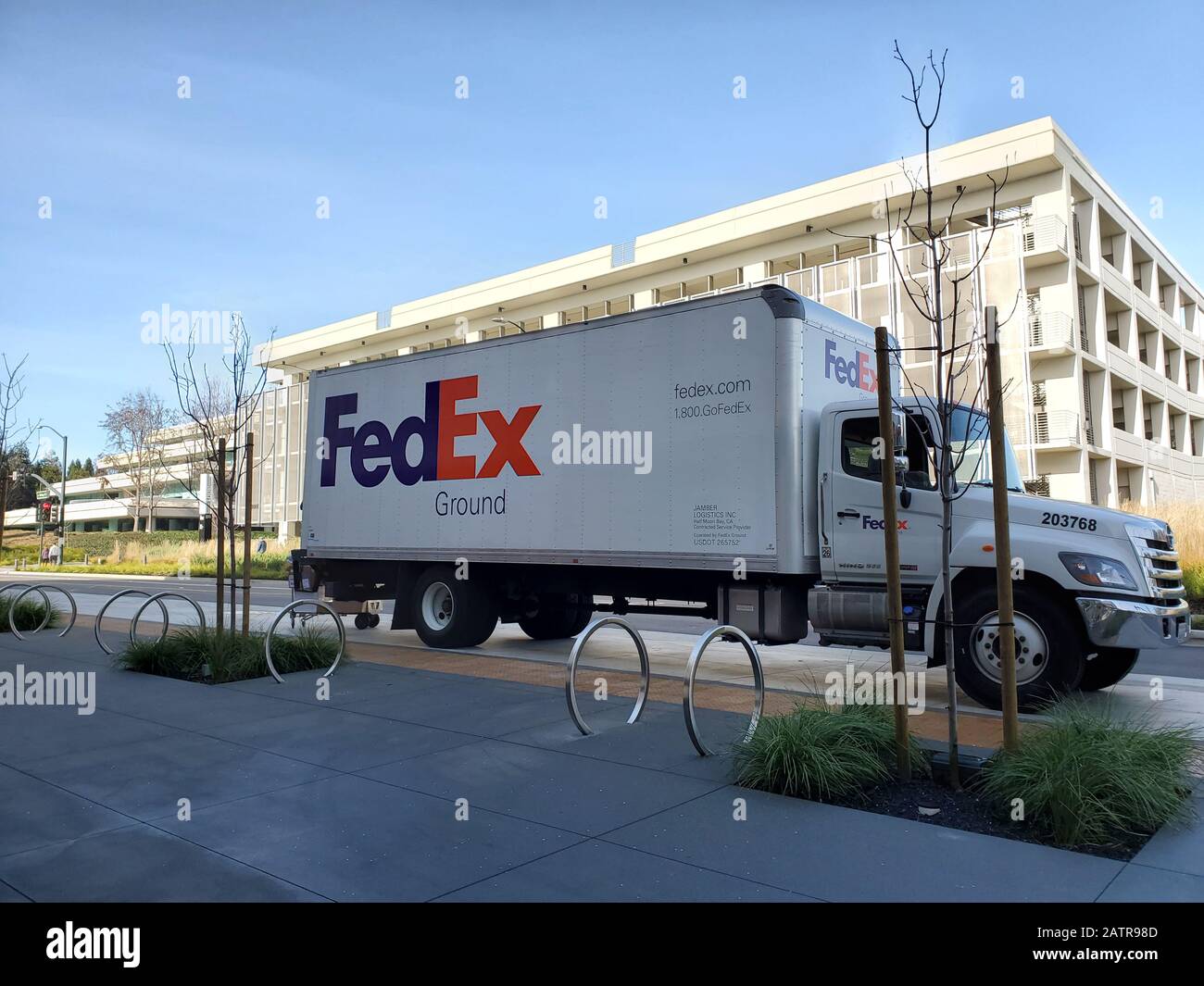 Federal Express (FedEx) Bodentransporter im Laderampe in San Ramon, Kalifornien, 31. Januar 2020. () Stockfoto