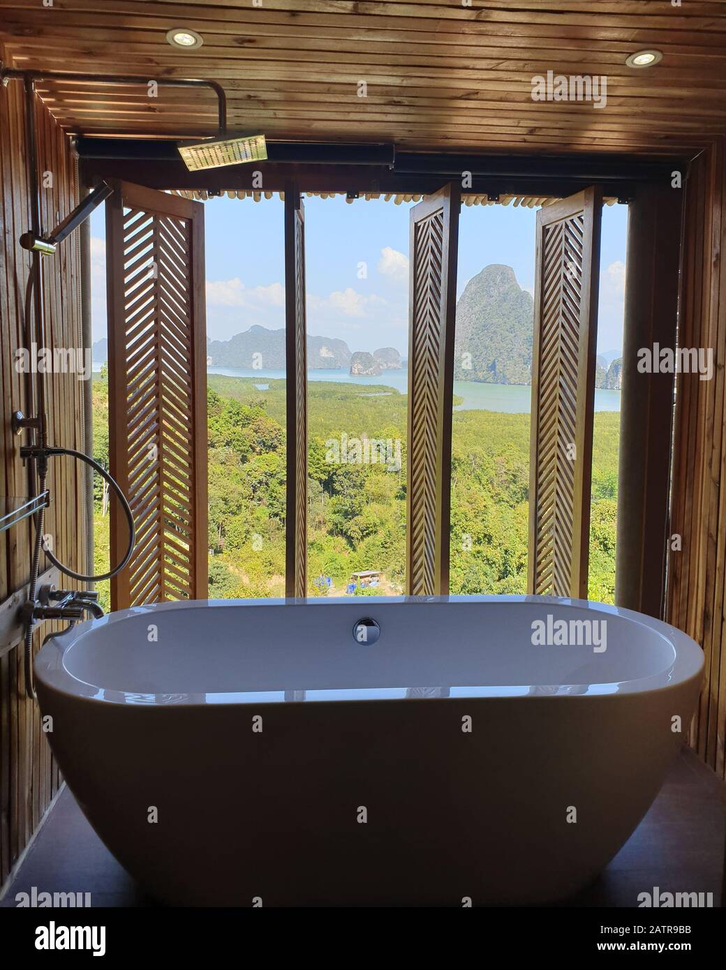 Luxuriöses Badezimmer mit Blick auf den Ozean von Phangnga Bay Thailand, Badewanne im Holzzimmer Stockfoto