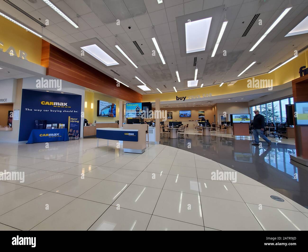 Innenbereich des Carmax Gebrauchtwagenverkaufshauses in Pleasanton, Kalifornien, 31. Januar 2020. () Stockfoto