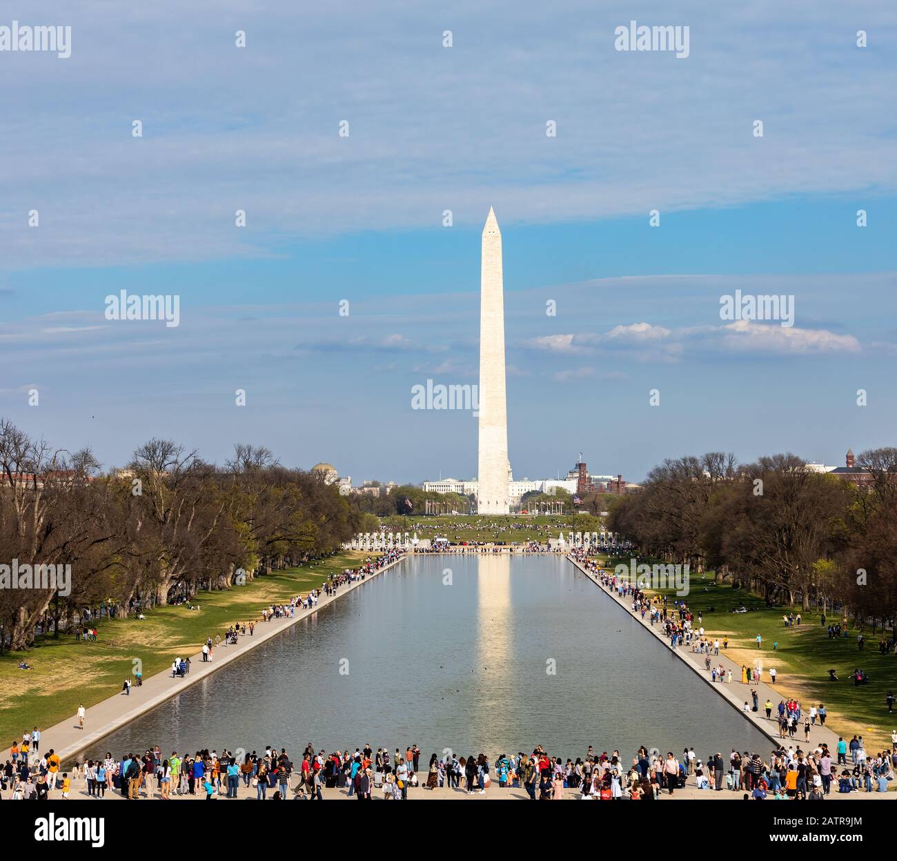 Washington D.C., USA - 6. April 2019: Zehntausende Touristen Thronten während des jährlichen Cherry Blossom Festivals das Washington Monument Stockfoto