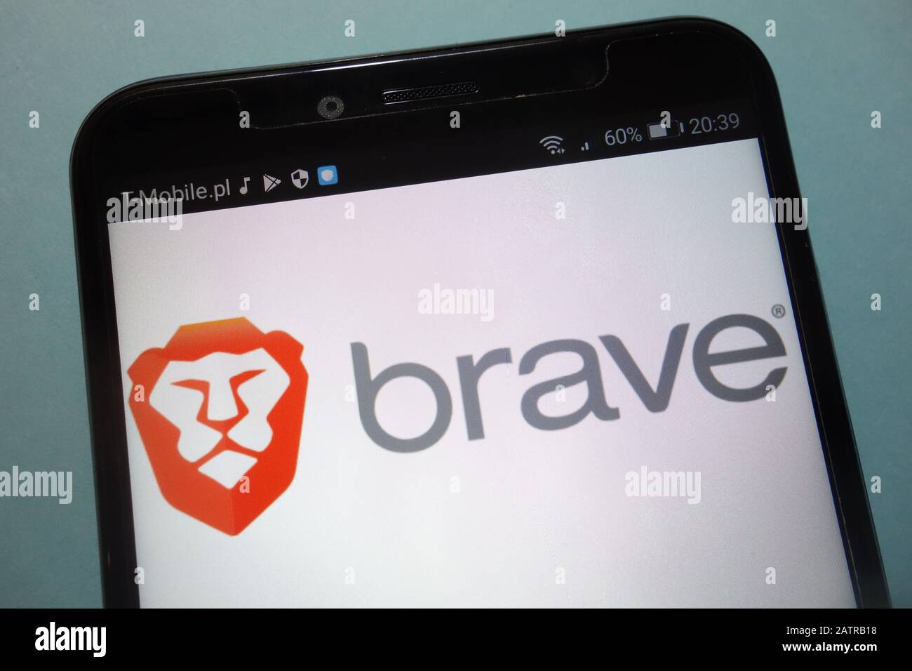 Das mutige Webbrowser-Logo auf dem Smartphone Stockfoto