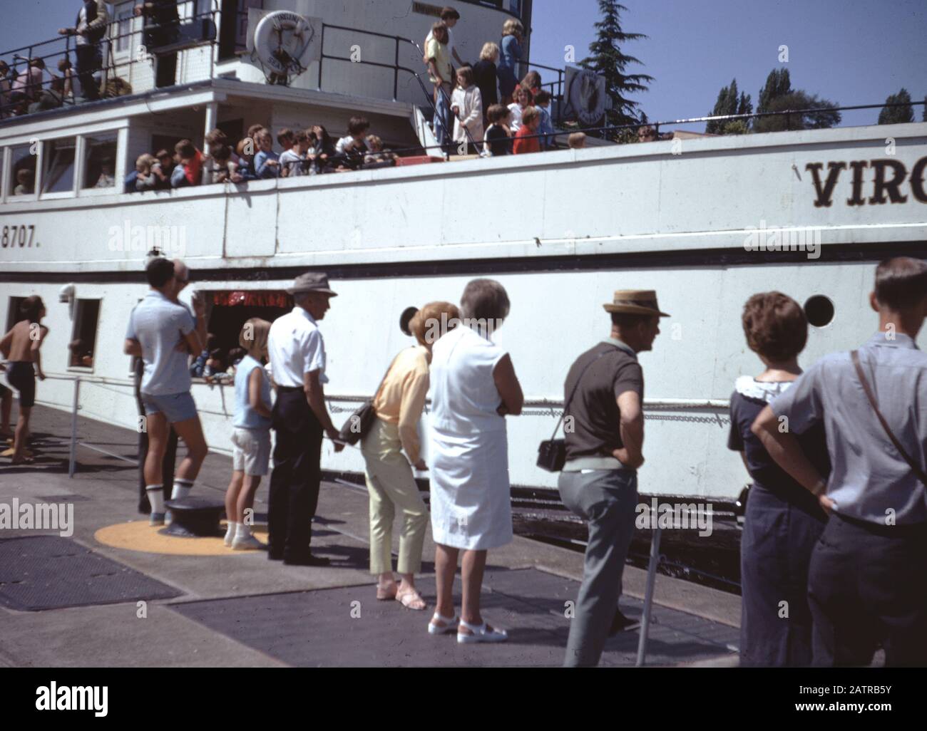 Die Menschen versammeln sich in der Nähe der Virginia V, einem Puget Sound Mosquito Fleet Steamer Ship, Seattle, Washington, 1965. () Stockfoto