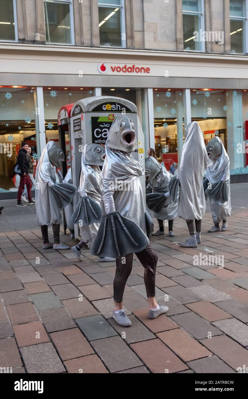 Glasgow, Schottland, Großbritannien. Februar 2020. Mitglieder der Gruppe Schwitzen als Fische verkleidet, die Fandango auf den Straßen der Stadt ausführen. Surge sind eine Gruppe, die Straßenkunst, physisches Theater und Zirkus in Schottland fördert. Kredit: Skully/Alamy Live News Stockfoto