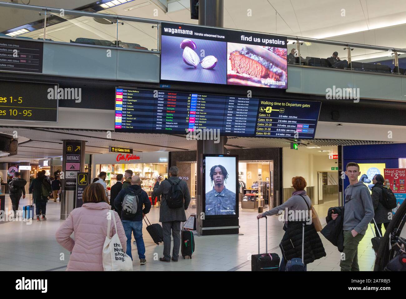 Südterminal Gatwick Airport Interior - Passagiere mit Blick auf die Abfahrtsstelle, London Gatwick Airport, Großbritannien Stockfoto