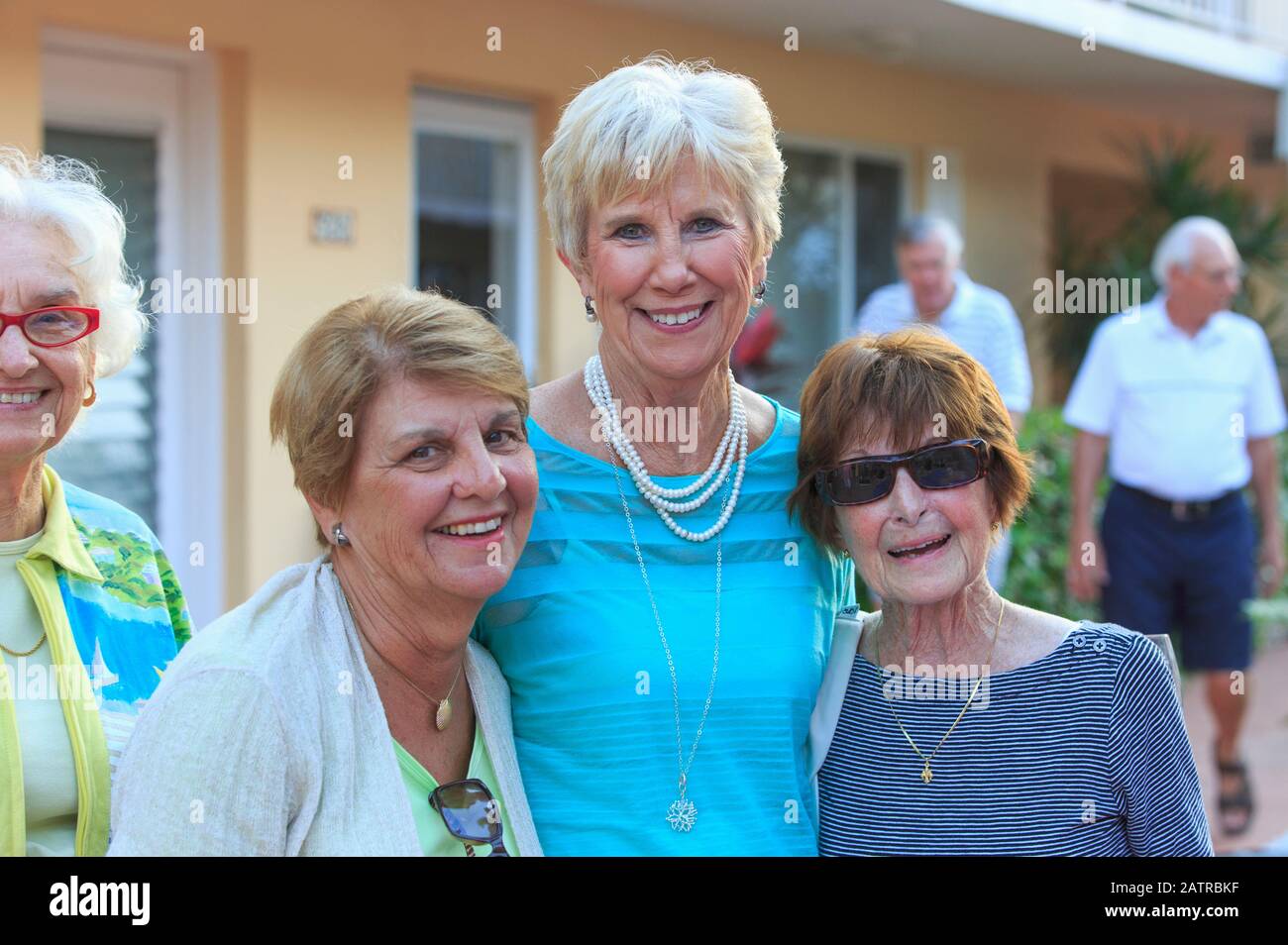 Drei ältere Frauen posieren gemeinsam für ein Bild Stockfoto