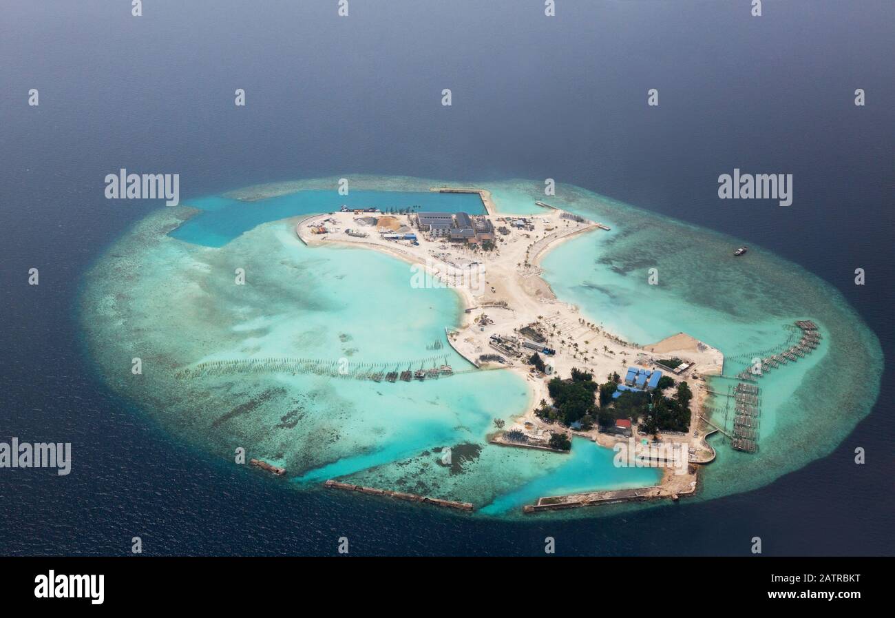 Malediven - Blick von oben auf eine Insel, die in einen neuen Luxus-Ferienkomplex umgebaut wird, Die Malediven, der indische Ozean, Asien Stockfoto