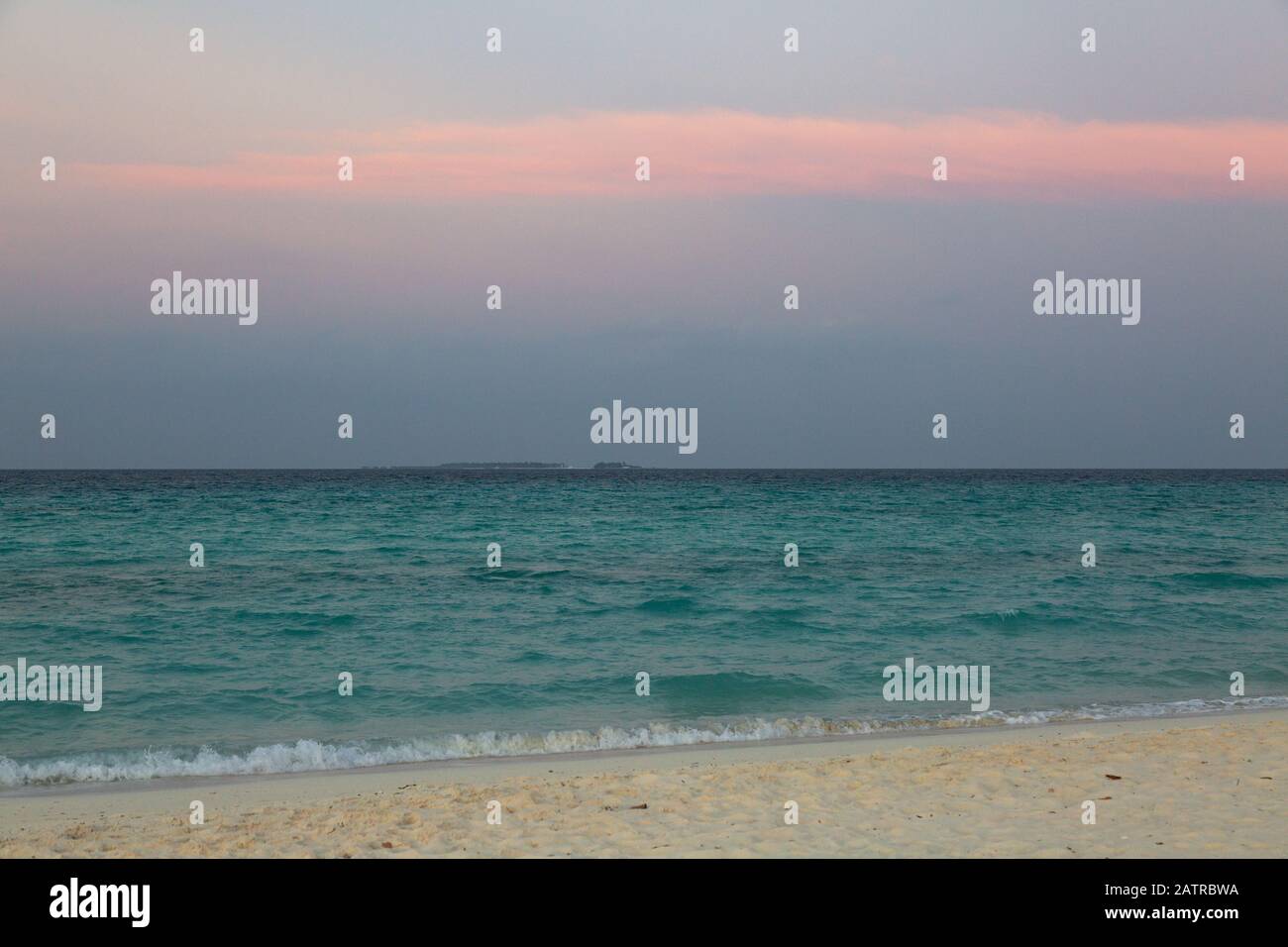 Farbenfroher Sonnenuntergang/Dämmerung über dem Indischen Ozean, den Malediven, Asien. Nützlich als Hintergrund Stockfoto