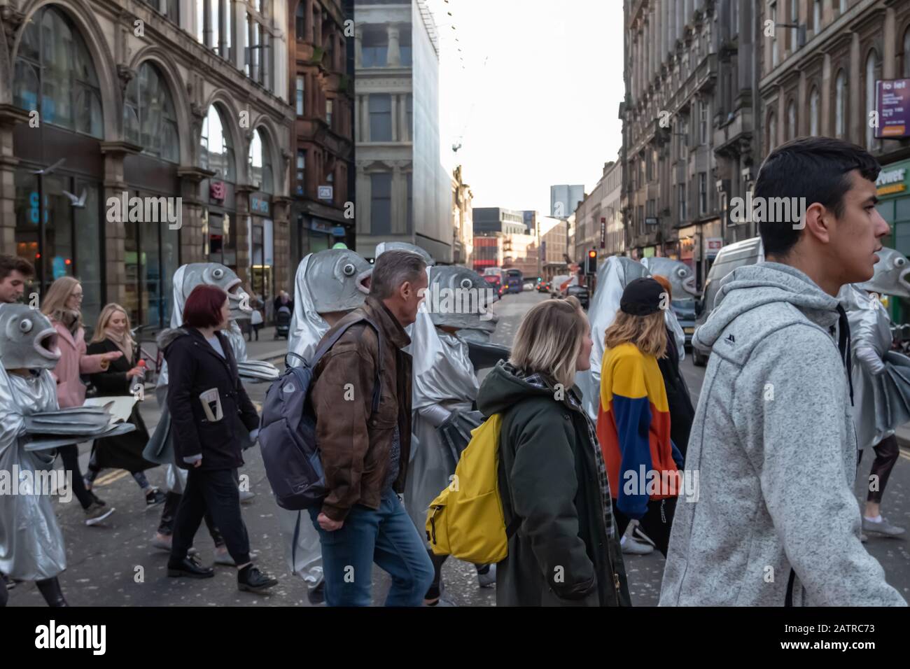 Glasgow, Schottland, Großbritannien. Februar 2020. Mitglieder der Gruppe Schwitzen als Fische verkleidet, die Fandango auf den Straßen der Stadt ausführen. Surge sind eine Gruppe, die Straßenkunst, physisches Theater und Zirkus in Schottland fördert. Kredit: Skully/Alamy Live News Stockfoto