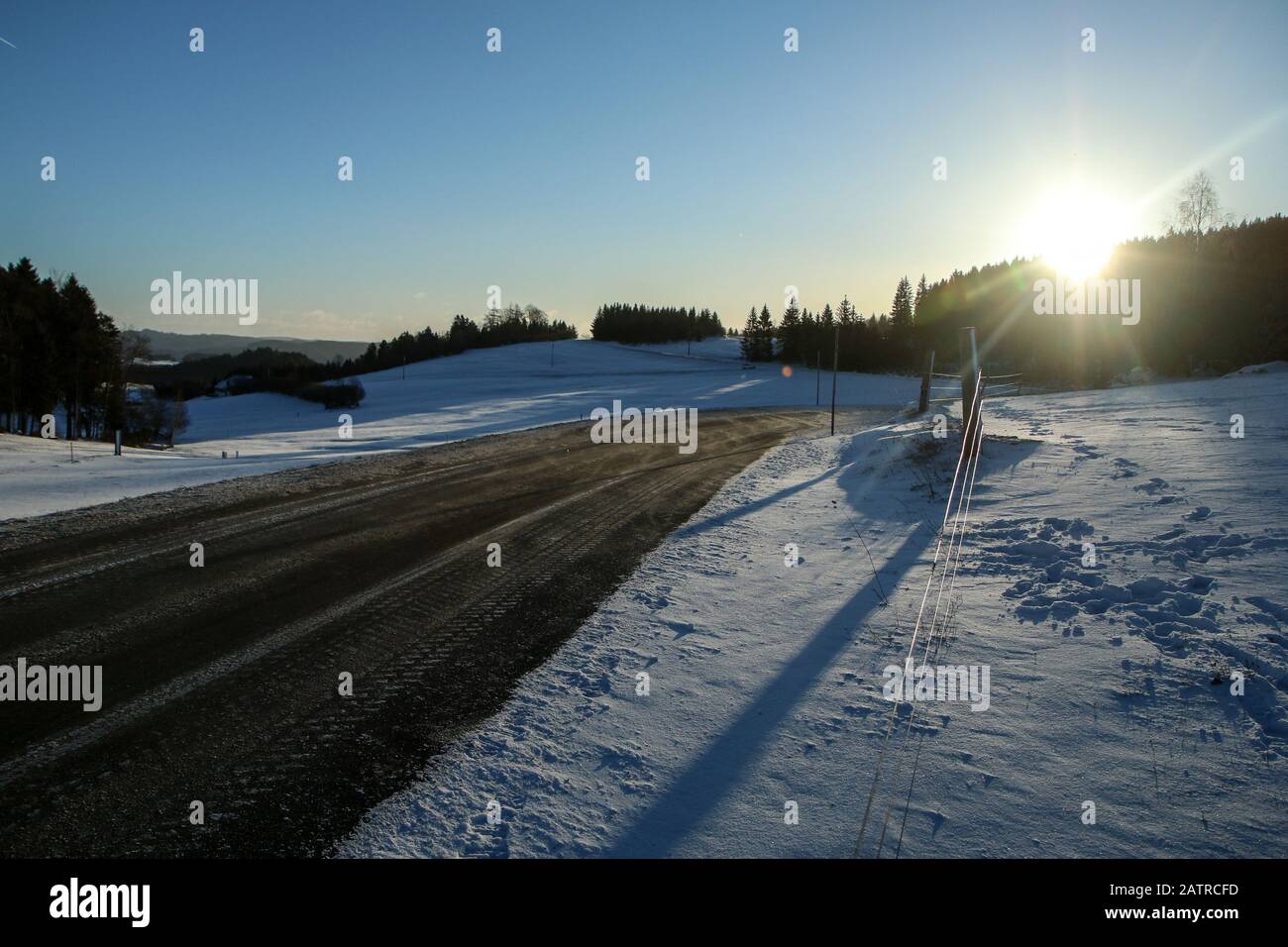 Das Bild zeigt die winterlichen Bedingungen auf den Straßen, wenn Eis, Schnee und Frost auf dem Asphalt liegen. Stockfoto