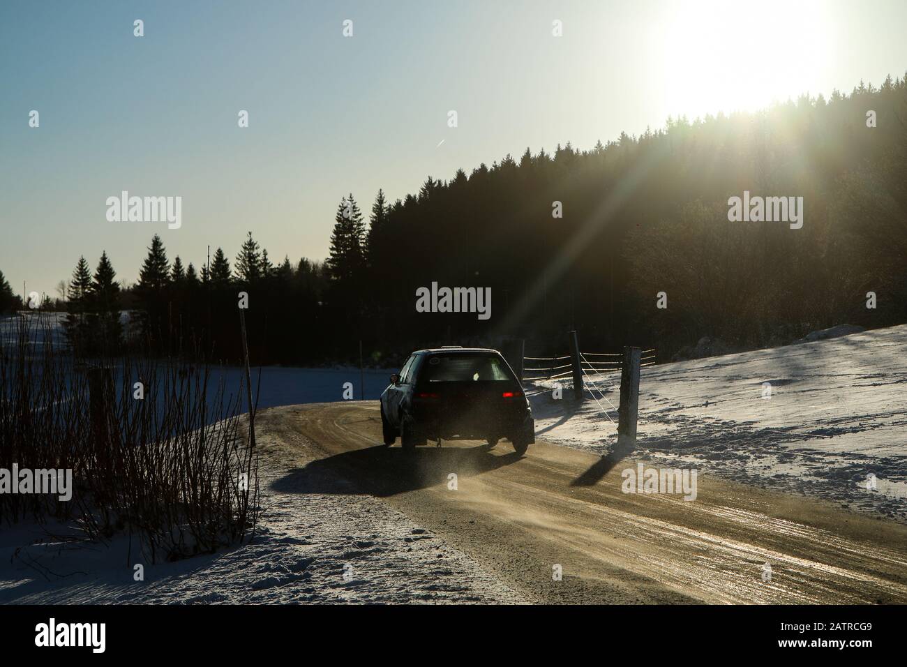 Das Bild zeigt die winterlichen Bedingungen auf den Straßen, wenn Eis, Schnee und Frost auf dem Asphalt liegen. Stockfoto