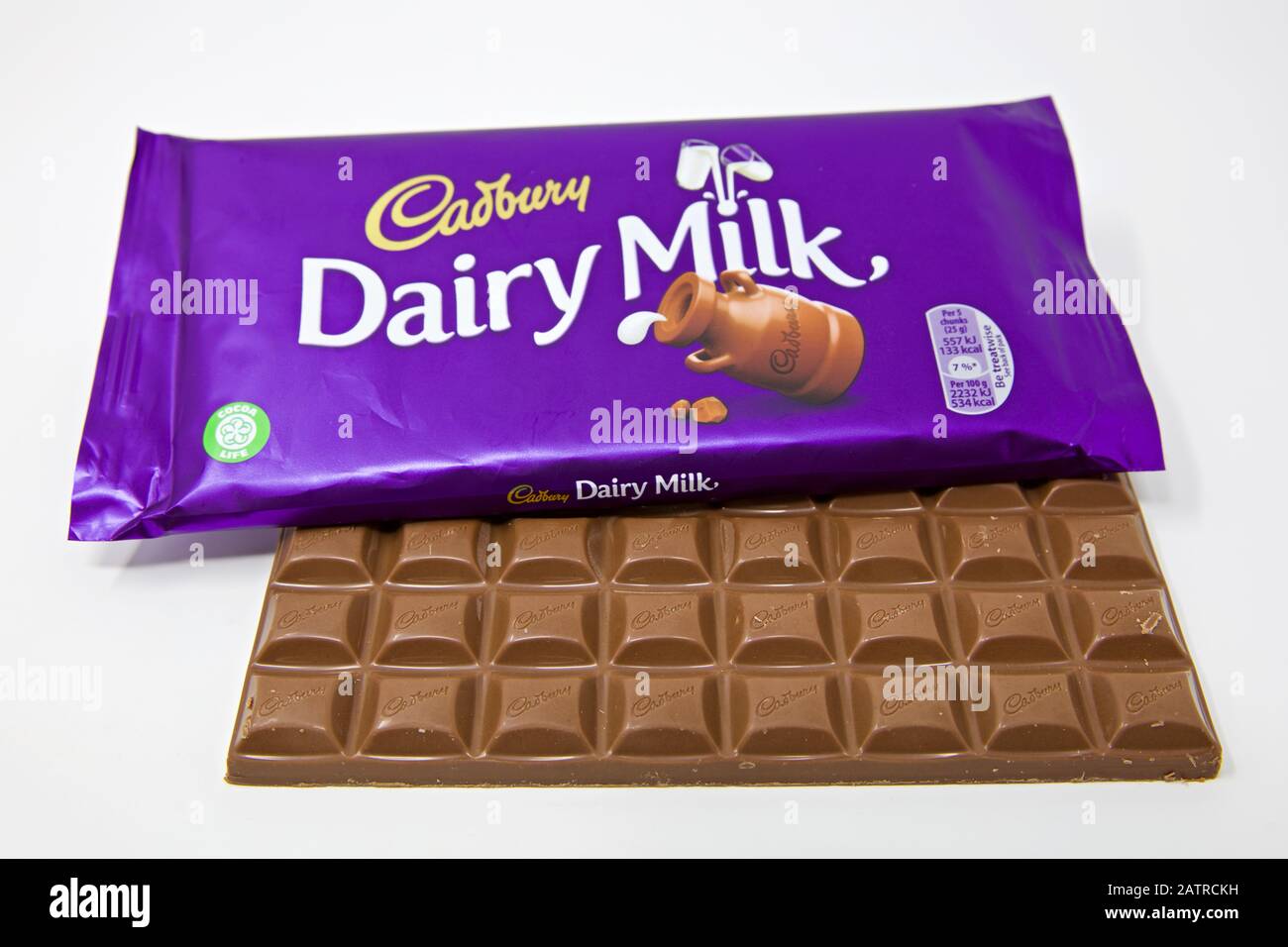 Cadbury Dairy Milk Chocolate Bar Kanadische Verpackung Gezeigt Stockfotografie Alamy