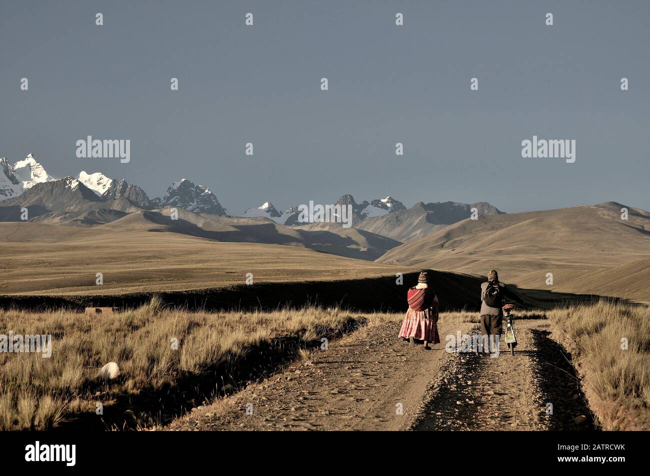 Ein Paar Einheimische spazieren im bolivianischen Hochland. Stockfoto