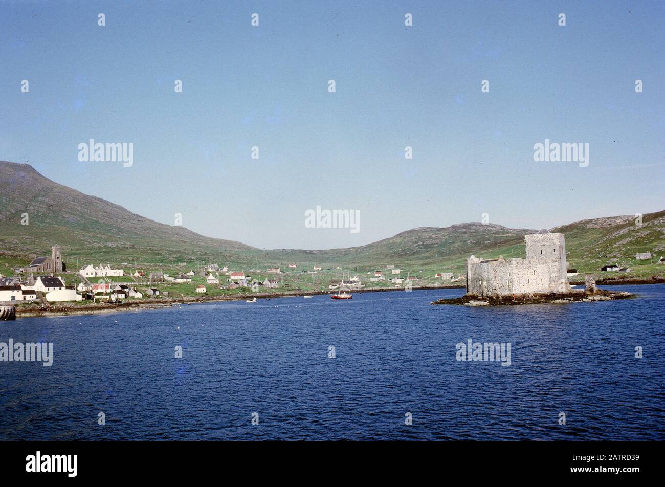 Nakuläres Foto, aufgenommen auf einer analogen 35-mm-Filmtransparenz, vermutlich, um den Körper des Wassers in der Nähe von Bergen tagsüber, 1970, abzubilden. Zu den wichtigsten Themen/Objekten, die erfasst wurden, gehören Meer, See und Fluss. () Stockfoto