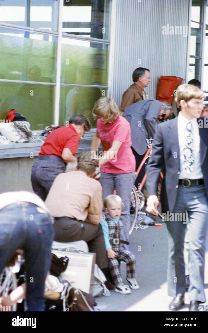 Die nakuläre Fotografie, die auf einer analogen 35-mm-Filmtransparenz aufgenommen wurde, glaubte, Menschen während des Tages, 1970, auf grauem Betonboden zu zeigen. () Stockfoto