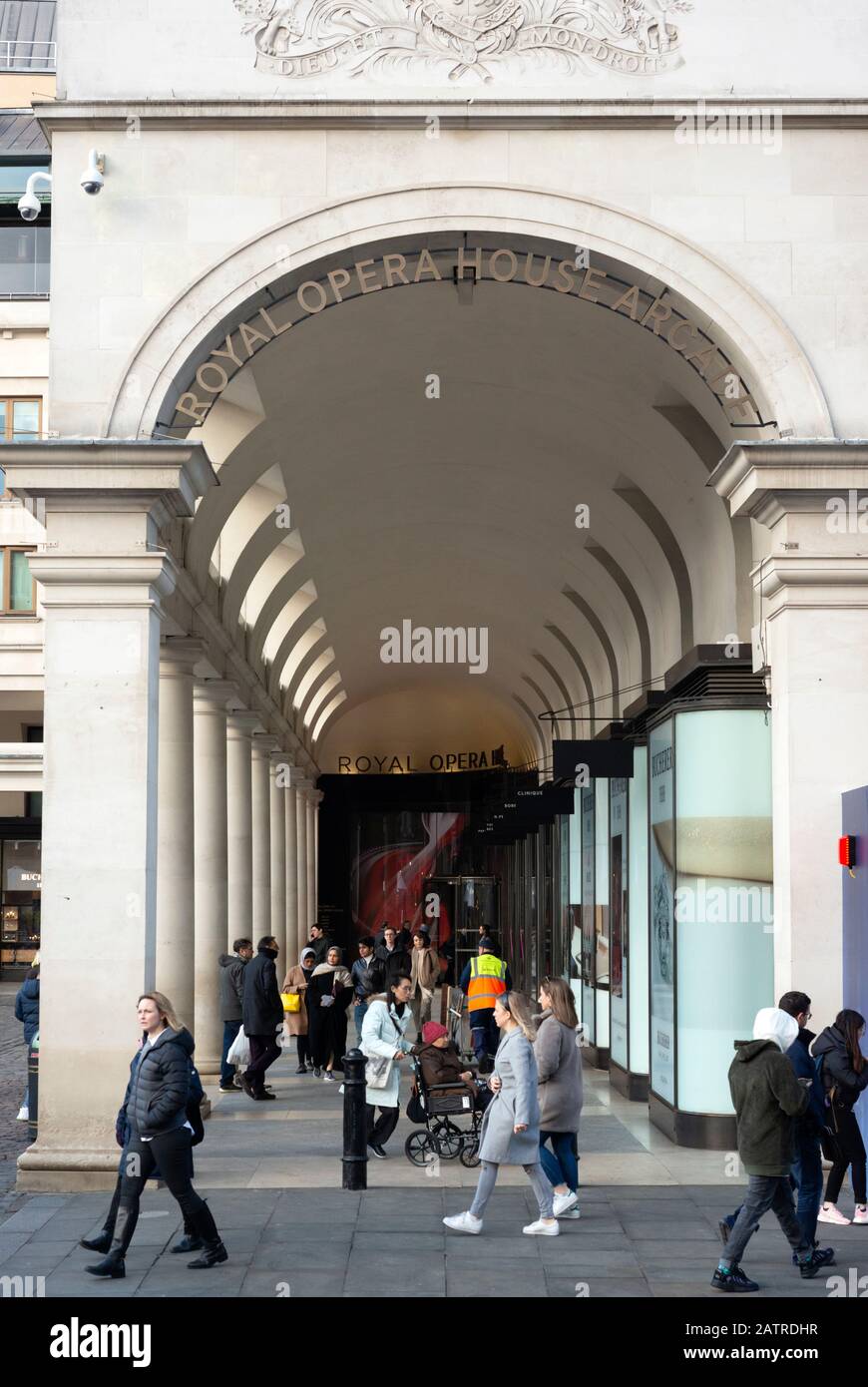 Seit 2020 laufen Menschen an der Royal Opera House Arcade in Covent Garden, London, Großbritannien vorbei Stockfoto