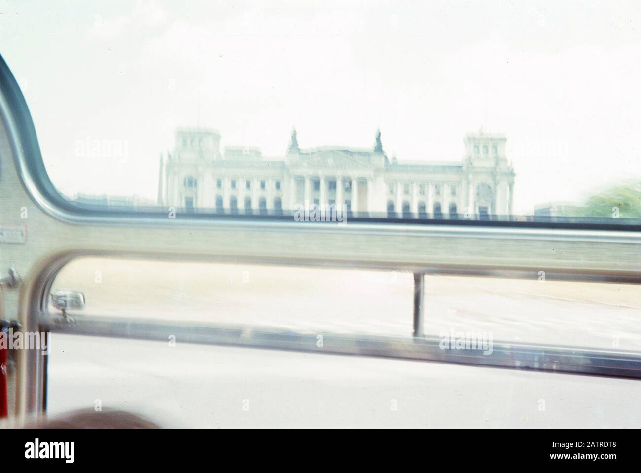 Das Berliner Reichstaggebäude ist durch das Fenster eines Touristenbus im Kalten Krieg 1970 zu sehen. () Stockfoto