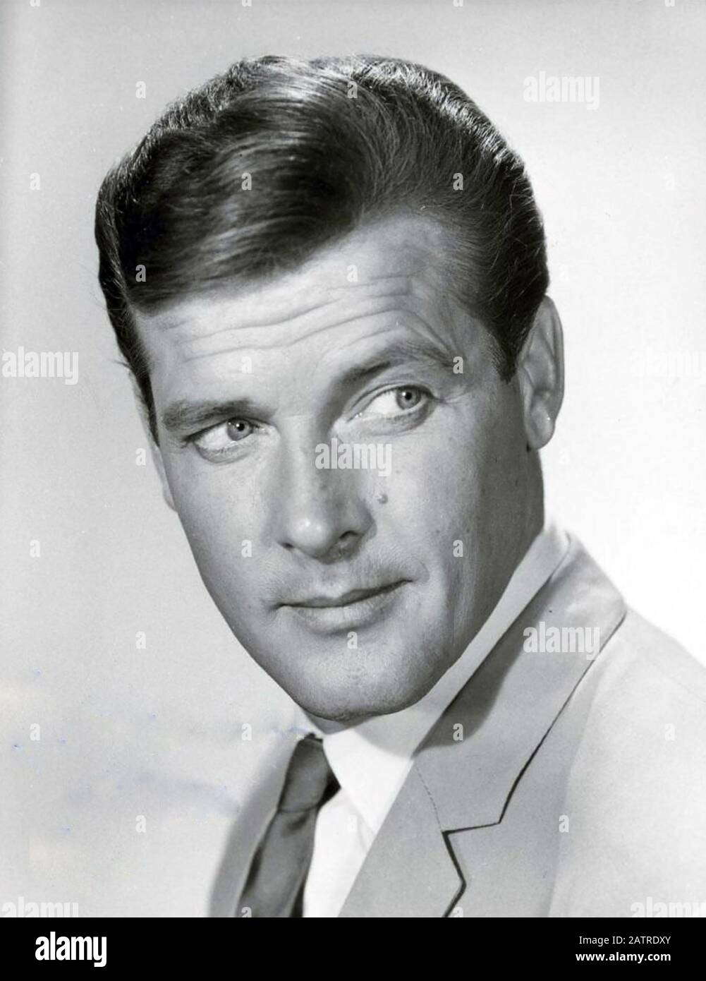 Actor roger moore Fotos und Bildmaterial in hoher Auflösung Alamy