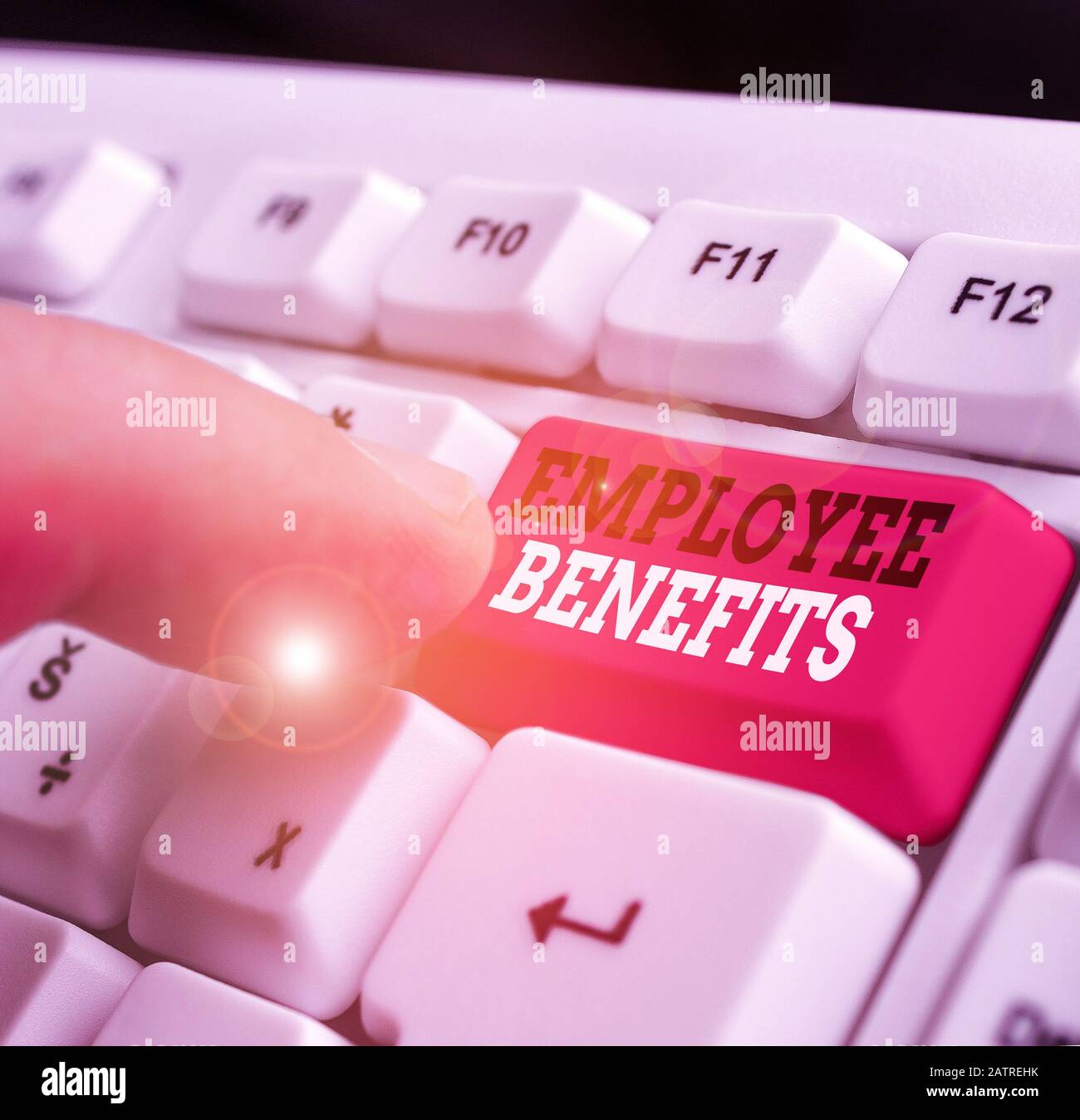 Schreiben Sie einen Hinweis mit den Vorteilen für Mitarbeiter. Geschäftskonzept für indirekte und nicht-Barvergütungen, die an einen Mitarbeiter gezahlt werden Stockfoto