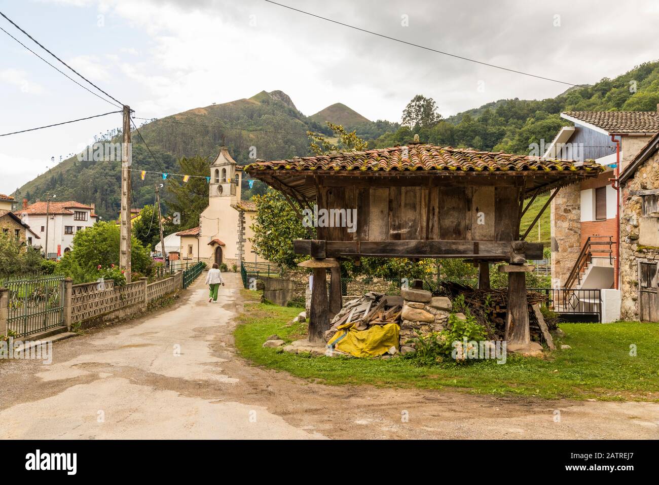 Espinaredo, Spanien. Ein asturischer Horreo, ein typischer Getreidespeicher aus dem Nordwesten der Iberischen Halbinsel Stockfoto