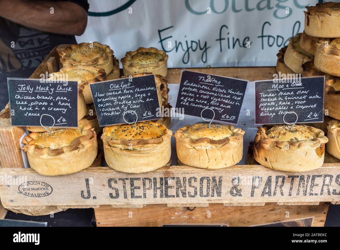 Auf dem Abergavenny Food Festival, Wales, Großbritannien werden Fleisch und vegetarische Pasteten angeboten Stockfoto