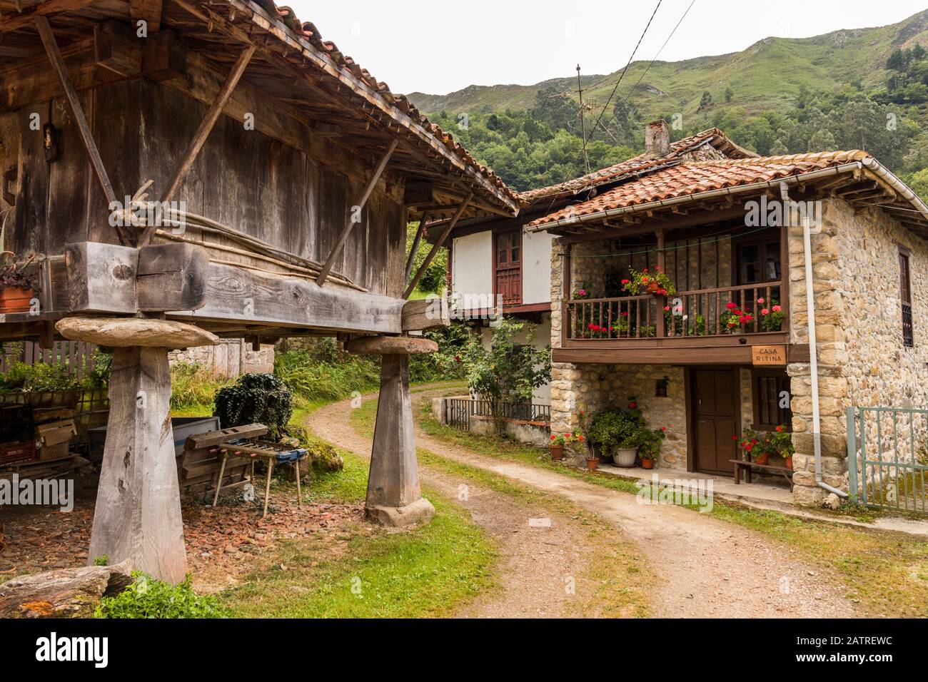 Espinaredo, Spanien. Ein asturischer Horreo, ein typischer Getreidespeicher aus dem Nordwesten der Iberischen Halbinsel Stockfoto