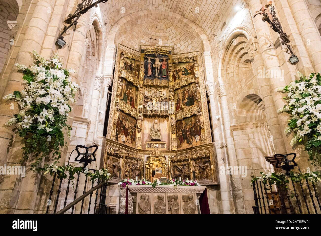 Santillana del Mar, Spanien. Gotischer Hauptaltar in der Kollegiatkirche von Santa Juliana Stockfoto