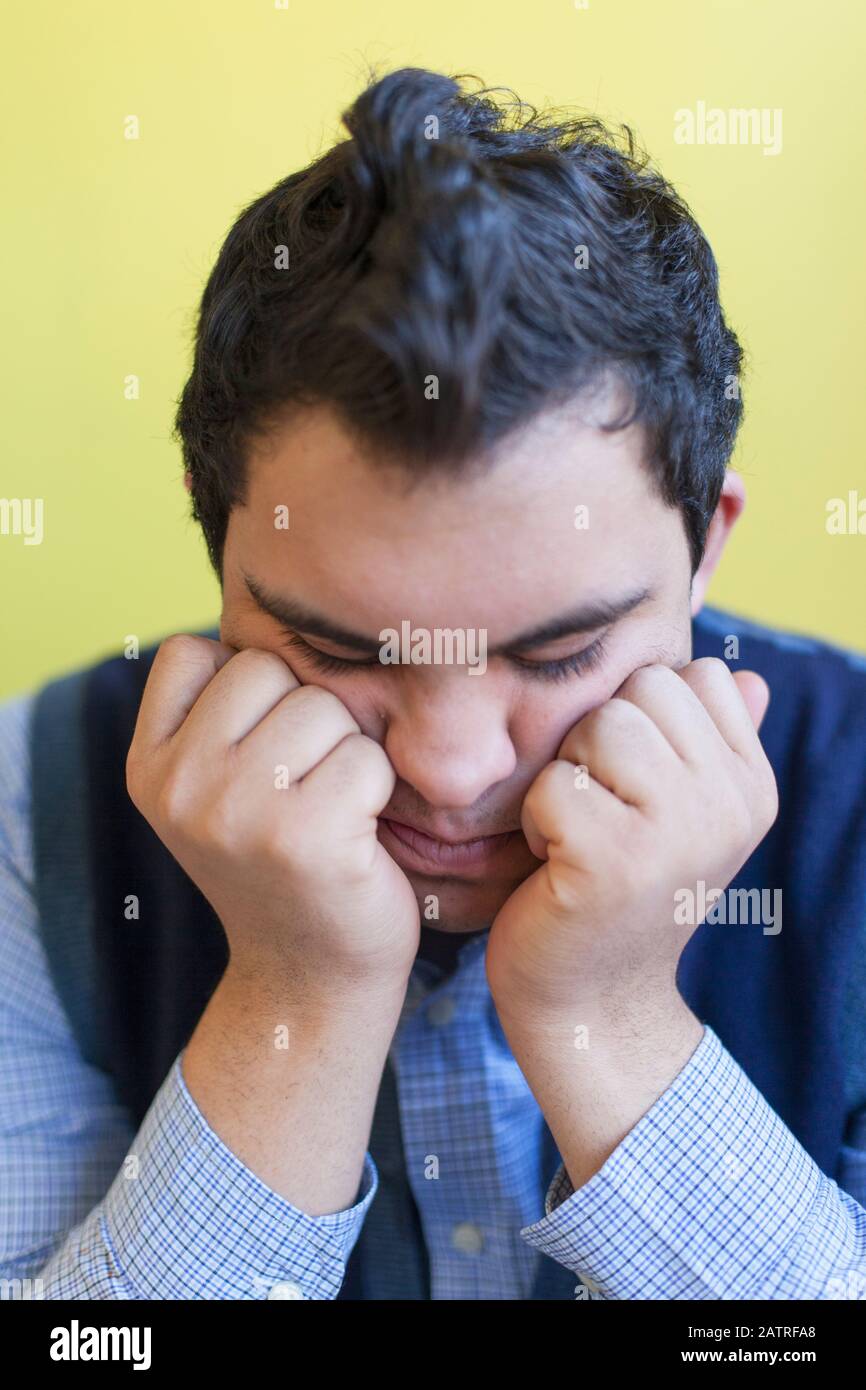 Mann aus dem Nahen Osten mit Down-Syndrom Denken Stockfoto