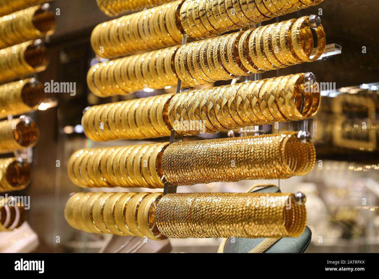 Goldene Armbänder im Schaufenster eines Juwelierstore Stockfoto