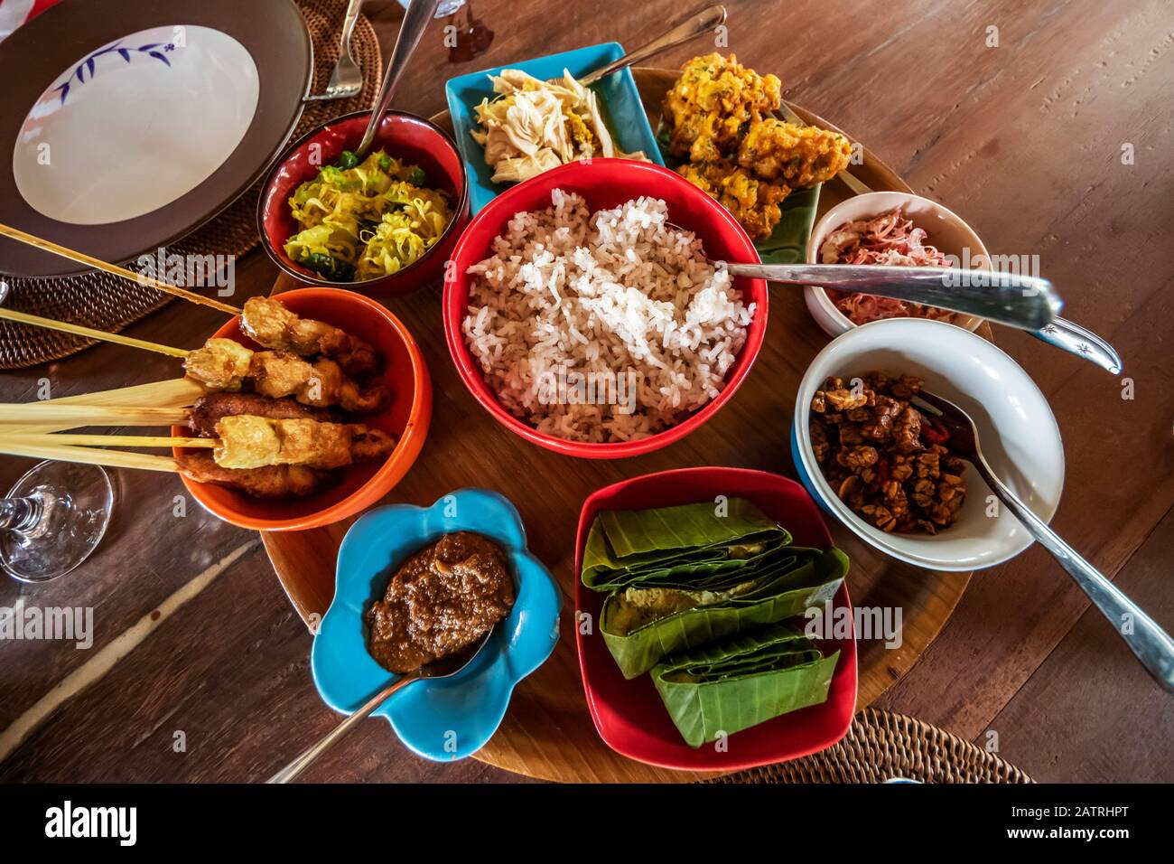 Balinesische Gerichte werden im Ruma Desa Balinese Home and Cooking Studio serviert; Banu, Bali, Indonesien Stockfoto