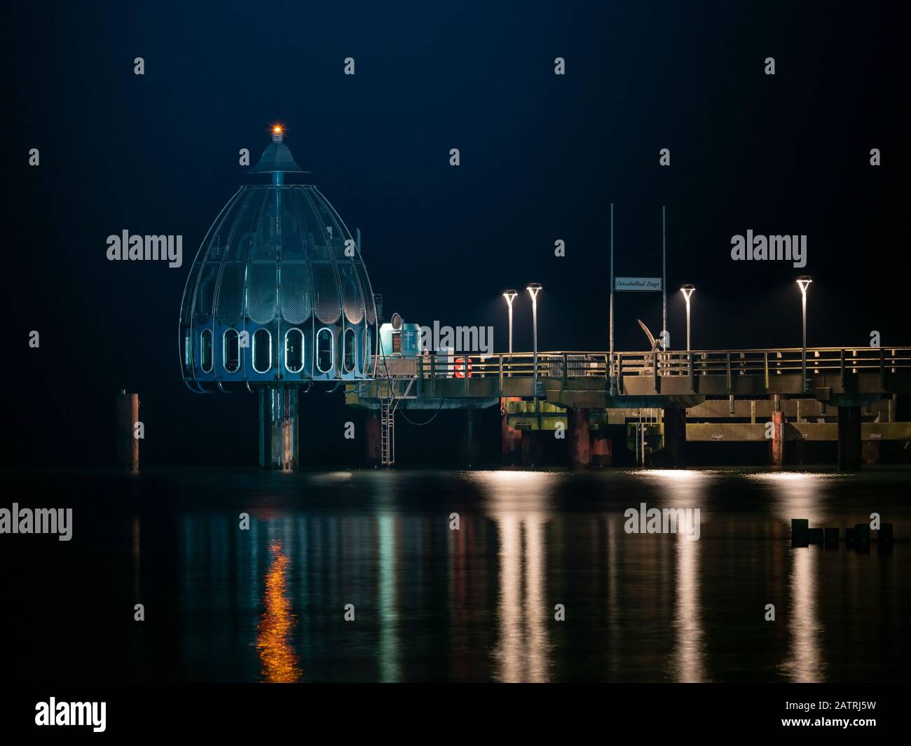 Tauchgondel am beleuchteten Pier in Zingst bei Nacht, ostsee, Mecklenburg-Vorpommern, Deutschland Stockfoto