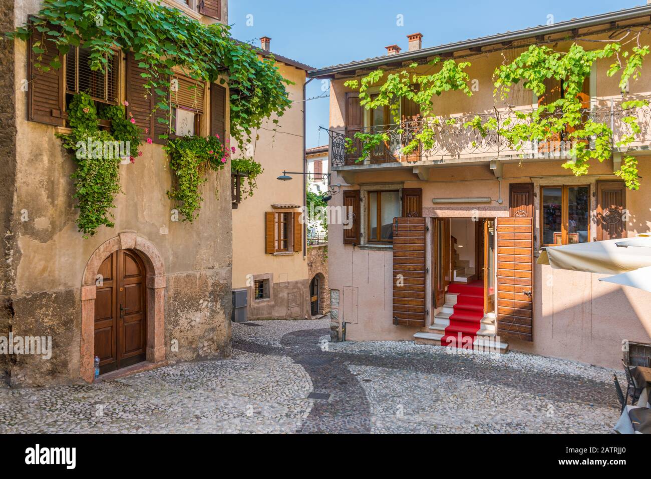 Malcesine, schöne kleine Stadt am Gardasee. Venetien, Provinz Verona, Italien. Stockfoto